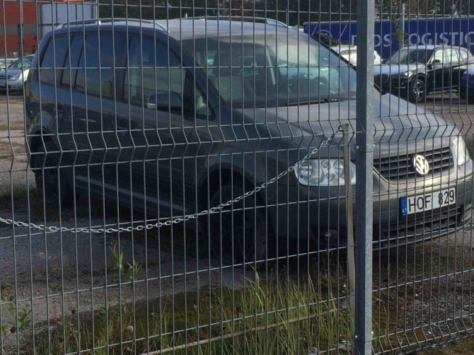 Skaitytojo nuotr./Iš kauniečio teismo konfiskuotas „VW Touran“