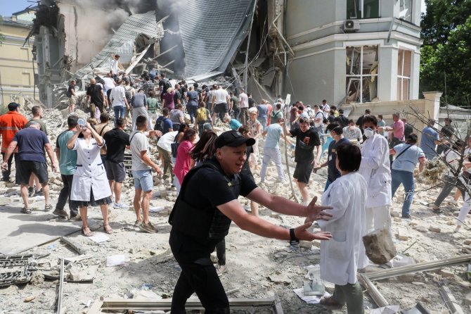 Gelbėtojai dirba Kyjivo vaikų ligoninėje. / Gleb Garanich / REUTERS