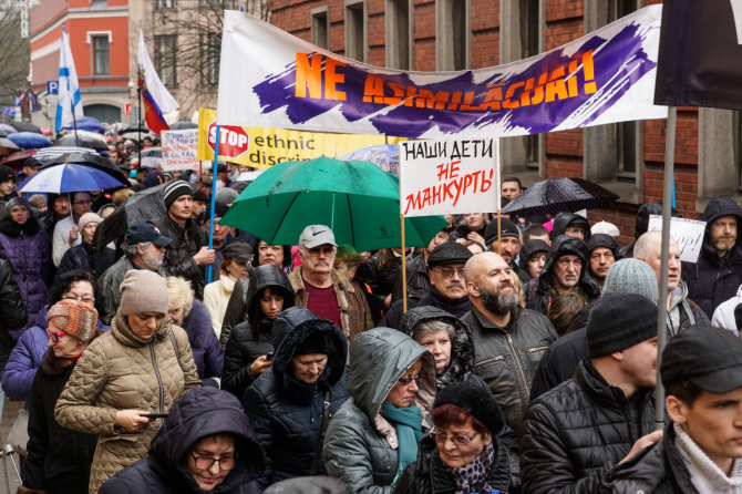 „Scanpix“ nuotr./Rusakalbių protestas Rygoje