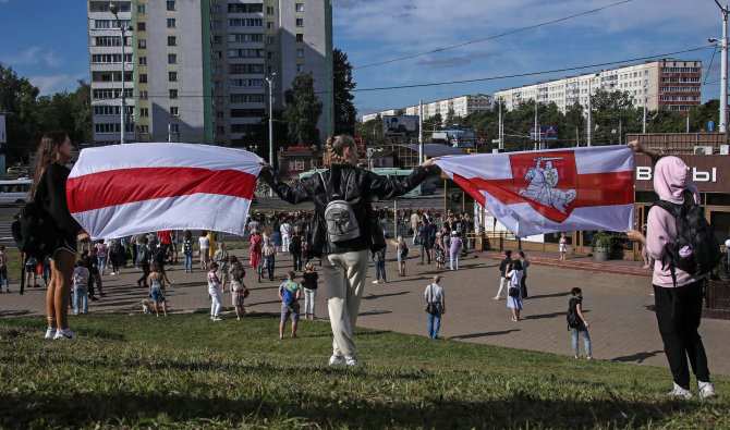 „Scanpix“/ITAR-TASS nuotr./Žmonės Minske būriuojasi norėdami pagerbti protestų metu žuvusius baltarusius.