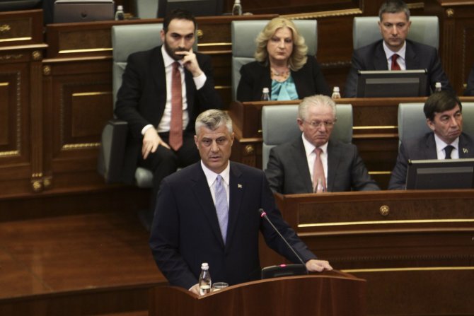 „Scanpix“/AP nuotr./Kosovo ekspremjeras Thaci prisaikdintas šalies prezidentu