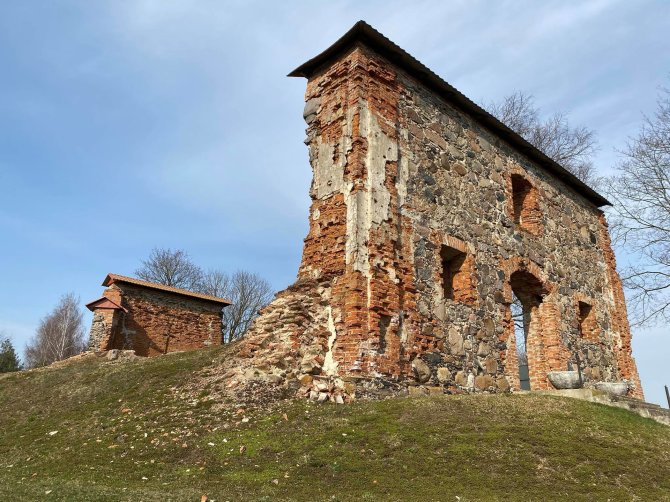 VšĮ „Atrask Raseinius“ nuotr./Šv. Viktoro bažnyčios griuvėsiai, Kalnujai