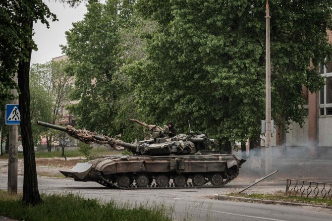 AFP/„Scanpix“ nuotr./Ukrainiečių tankas Severodonecke
