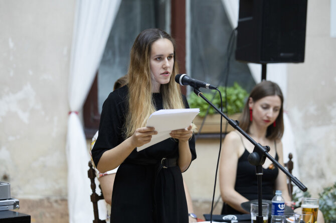 Luko Balandžio / 15min nuotr./Justina Žvirblytė. Jaunųjų poetų kūrybos vakaras „Sueiliuotas pavasaris“ 