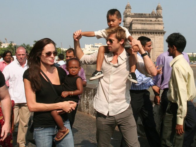 „Scanpix“/AP nuotr./Angelina Jolie ir Bradas Pittas su įvaikiais Zahara ir Maddoxu (2006 m.)