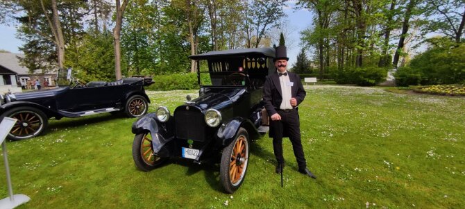 Asmeninė nuotr./Atkurtus automobilius Mindaugas stengiasi „neuždaryti“ garaže