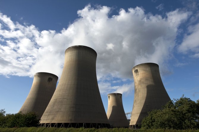 Scanpix/AFP nuotr./Anglies dioksido emisijos virš anglimi kūrenamos elektrinės Anglijoje