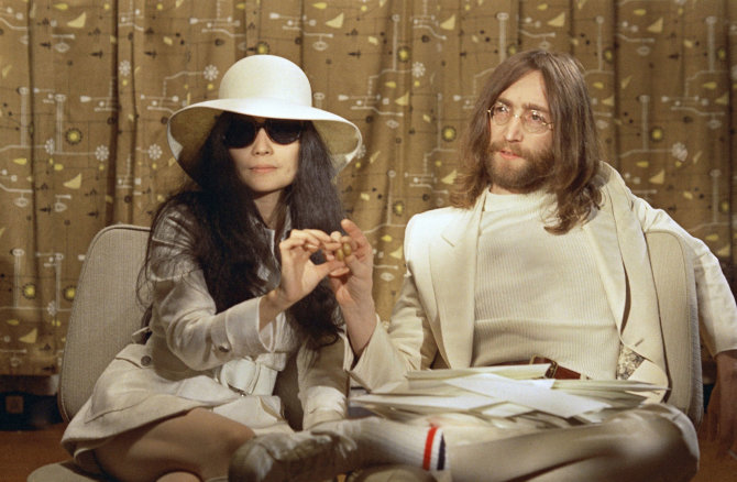 „Scanpix“/AP nuotr./Johnas Lennonas ir Yoko Ono (1969 m.)