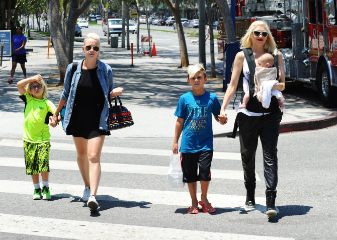 Vida Press nuotr./Gwen Stefani su sūnumis ir jų aukle Mindy Mann