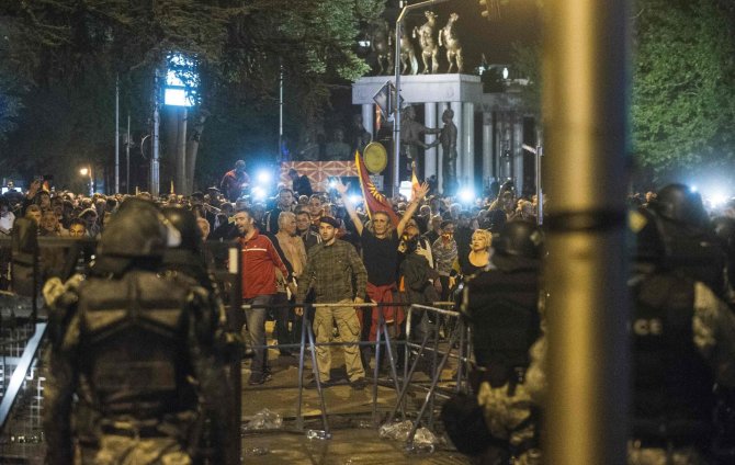„Scanpix“/AP nuotr./Makedonijoje protestuotojai šturmavo parlamentą