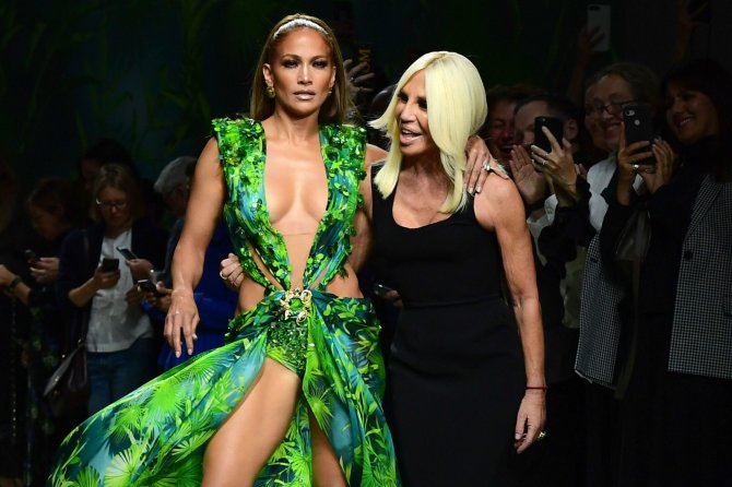 AFP/„Scanpix“ nuotr./Jennifer Lopez ir Donatella Versace