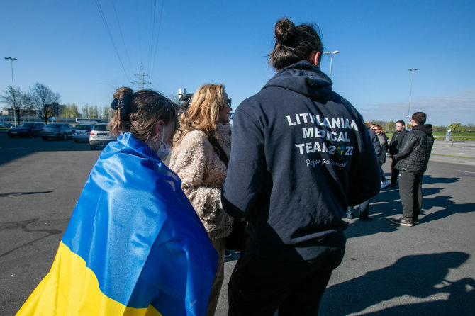 Teodoro Biliūno / BNS nuotr./Pasitikti iš Ukrainos į Lietuvą grįžę iniciatyvos „Lietuvos medikai Ukrainoje“ dalyviai.