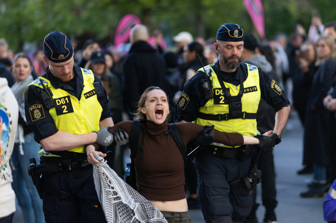 Lukas Balandis / BNS nuotr./Likus valandai iki „Eurovizijos“ finalo prie Malmės arenos policija sulaikė kelias dešimtis Palestinos rėmėjų