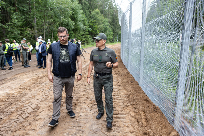Pauliaus Peleckio / BNS nuotr./Laurynas Kasčiūnas ir VSAT vadas Rustamas Liubajevas apžiūri fizinį barjerą prie Baltarusijos sienos