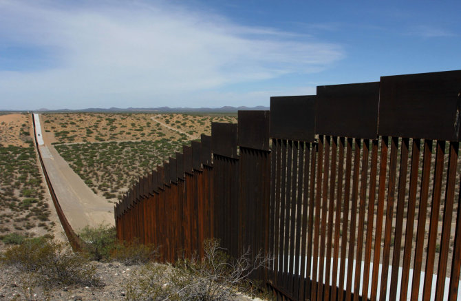 AFP/„Scanpix“ nuotr./Tvoros palei JAV ir Meksikos siena atkarpa