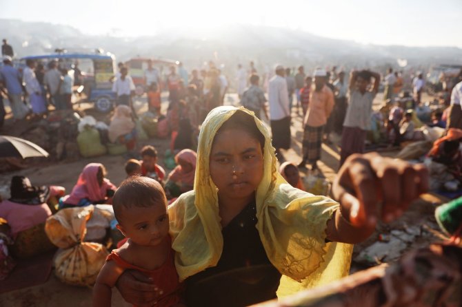 „Reuters“/„Scanpix“ nuotr./Persekiojami rohinjai iš savo šalies bėga į Bangladešą