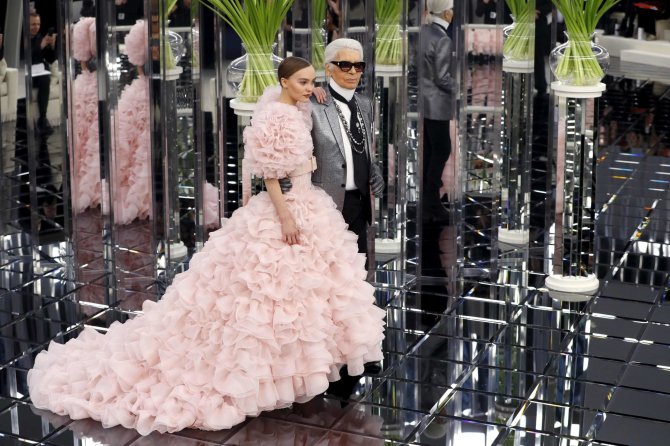 AFP/„Scanpix“ nuotr./Lily-Rose Depp ir Karlas Lagerfeldas „Chanel“ aukštosios mados pristatyme