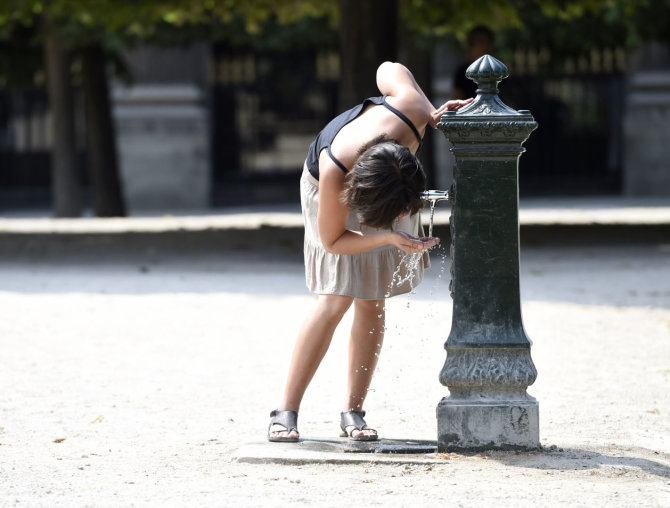 AFP/„Scanpix“ nuotr./Moteris geria vandenį