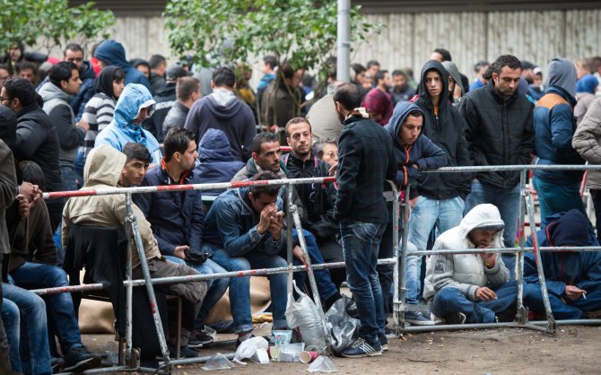 „Scanpix“/AP nuotr./Pabėgėliai Vokietijoje laukia sveikatos patikrinimo procedūros