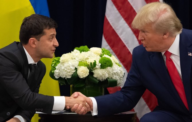 „AFP“/„Scanpix“/Ukrainos prezidentas Volodymyras Zelenskis ir buvęs JAV prezidentas Donaldas Trumpas, 2019 m.
