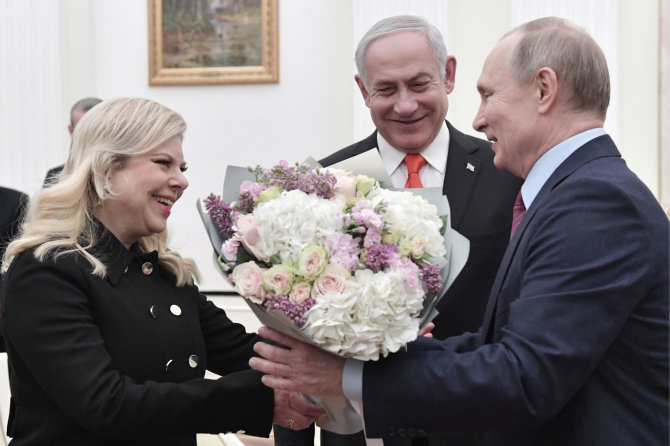 „Scanpix“ nuotr./Sara Netanyahu, Benjaminas Netanyahu, Vladimiras Putinas