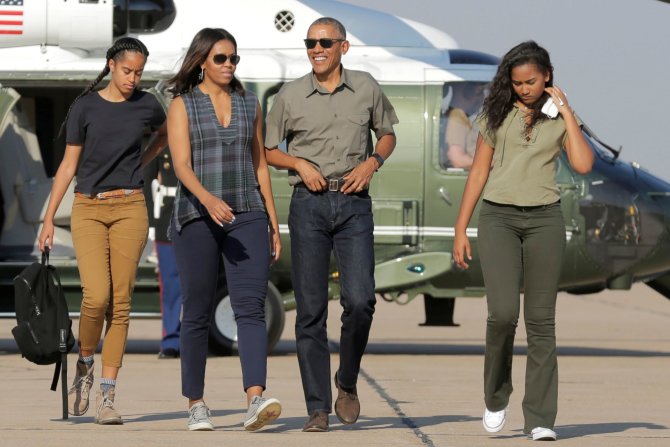 „Reuters“/„Scanpix“ nuotr./Barackas ir Michelle Obamos su dukromis Sasha ir Malia