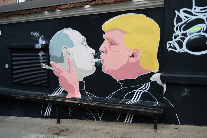 Simonos Toleikytės/15min nuotr./Atnaujintas grafitis su Donaldo Trumpo ir Vladimiro Putino bučiniu
