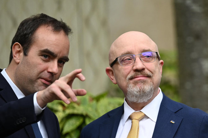 „AFP“/„Scanpix“/Ukrainos gynybos ministras Oleksijus Reznikovas ir Prancūzijos kolega Sebastienas Lecornu