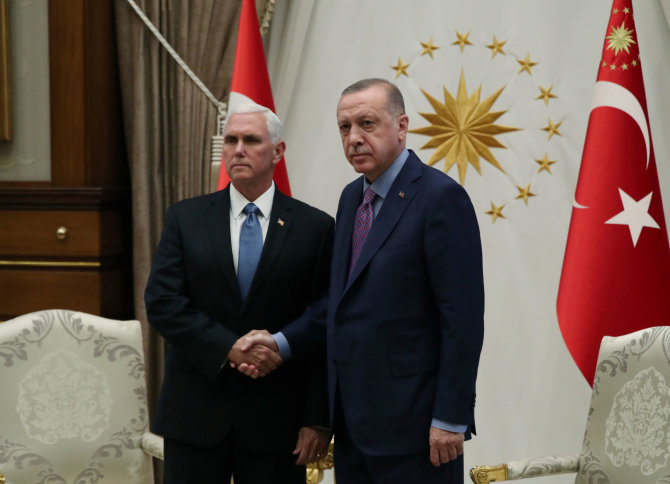„Reuters“/„Scanpix“ nuotr./Mike'as Pence'as ir Recepas Tayyipas Erdoganas