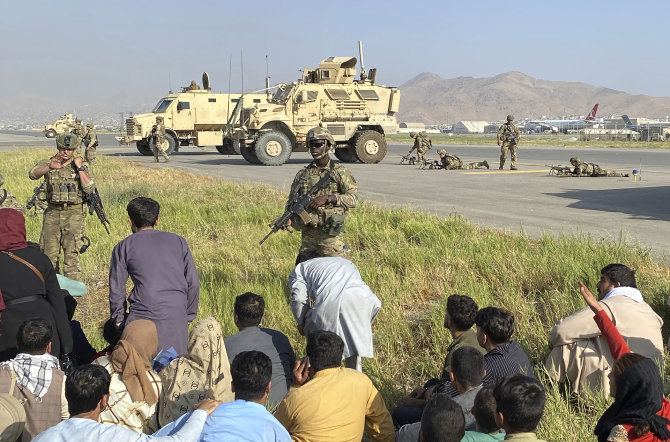 „Scanpix“/AP nuotr./JAV kariai Kabulo oro uoste