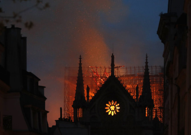 „Scanpix“/AP nuotr. / Deganti Paryžiaus Dievo Motinos katedra