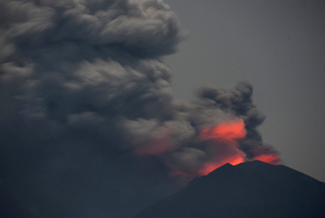 „Reuters“/„Scanpix“ nuotr./Agungo ugnikalnio išsiveržimas Balyje