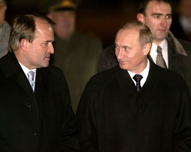 „Reuters“/„Scanpix“ nuotr./Viktoras Medvedčukas ir Vladimiras Putinas Kijeve 2003 metais