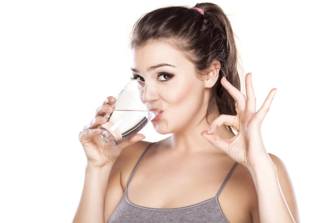 Fotolia nuotr./Moteris geria vandenį
