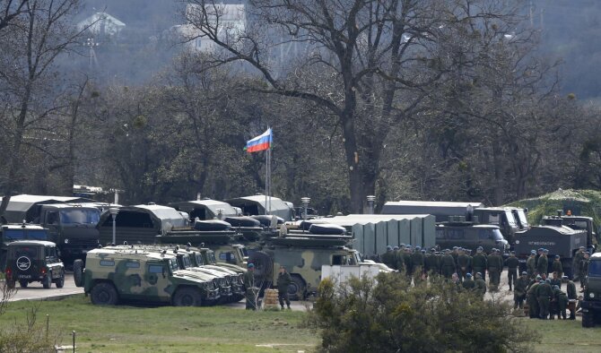 „Reuters“/„Scanpix“ nuotr./Rusų karinė technika Perevalnos karinėje bazėje, Kryme.