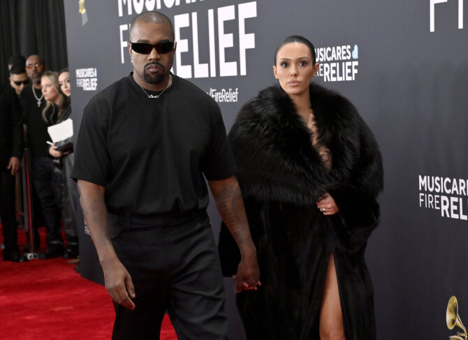Vida Press nuotr./Kanye Westas su žmona Bianca Censori