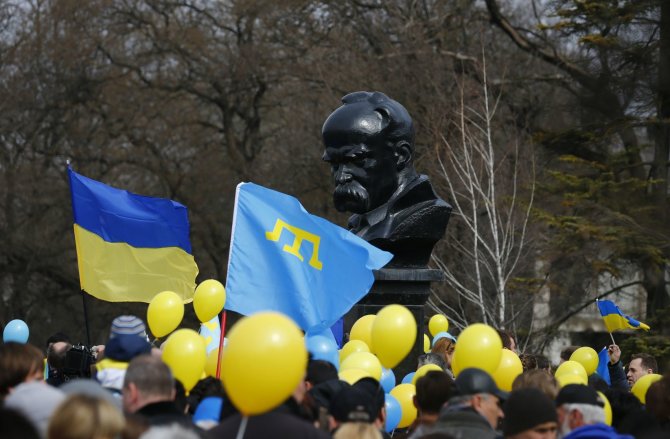 „Reuters“/„Scanpix“ nuotr./Ukrainiečiai prie paminklo Tarasui Ševčenkai