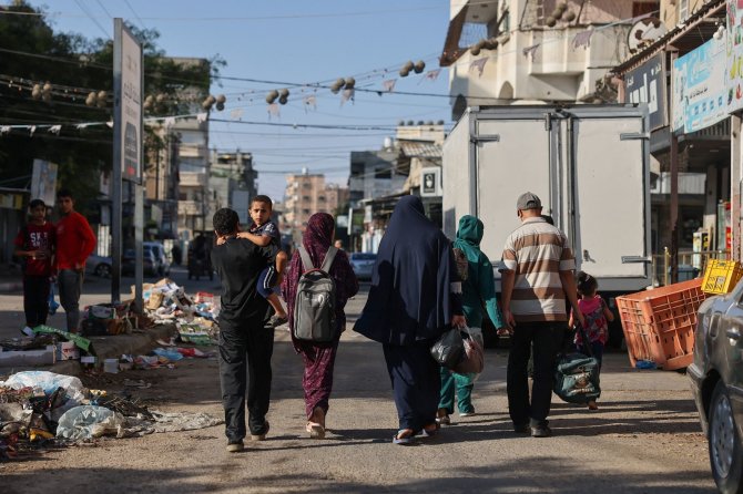 AFP/„Scanpix“ nuotr./Palestiniečių pabėgėliai netoli Rafos perėjos Gazos Ruože