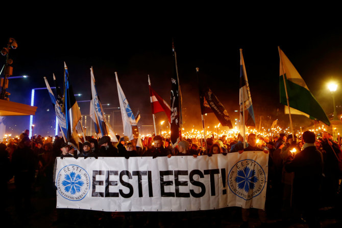„Reuters“/„Scanpix“ nuotr./Nacionalistinės partijos EKRE surengtos eitynės su deglais Taline