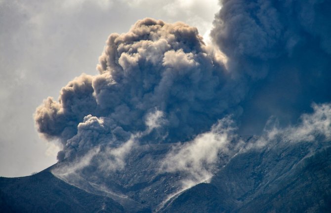 „Reuters“/„Scanpix“ nuotr./Marapio ugnikalnio išsiveržimas Indonezijos Sumatros saloje