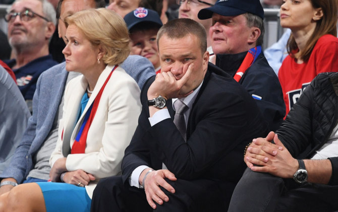 „Scanpix“ nuotr./CSKA prezidentas Andrejus Vatutinas, o už jo – Sergejus Ivanovas.