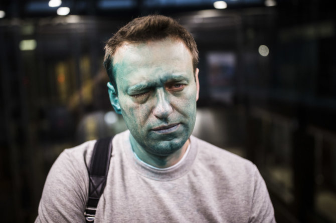 „Scanpix“/AP nuotr./Briliantine žaluma apipiltas Aleksejus Navalnas