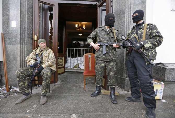 „Reuters“/„Scanpix“ nuotr./Ginkluoti prorusiški separatistai Luhanske