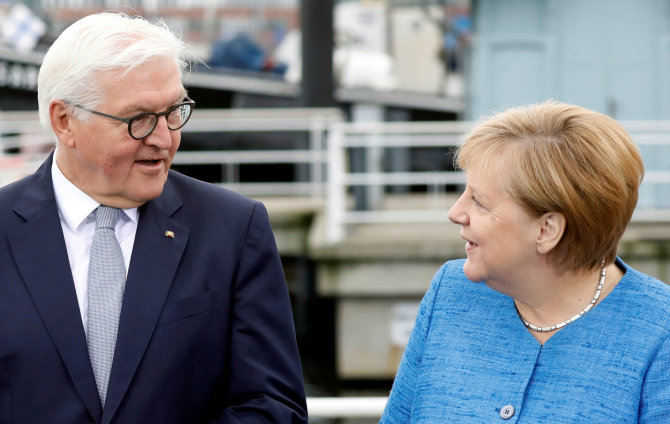 „Reuters“/„Scanpix“ nuotr./Vokietijos prezidentas Frankas-Walteris Steinmeieris ir kanclerė Angela Merkel