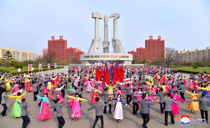 „Reuters“/„Scanpix“ nuotr./Šiaurės Korėja šokiais mini velionio šalies Kim Jong Ilo dieną