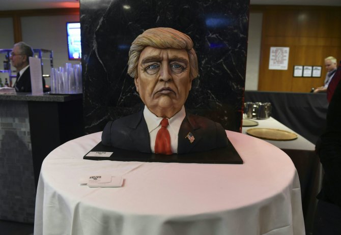 AFP/„Scanpix“ nuotr./D.Trumpas ruošiasi švęsti valgydamas savo biusto formos tortą