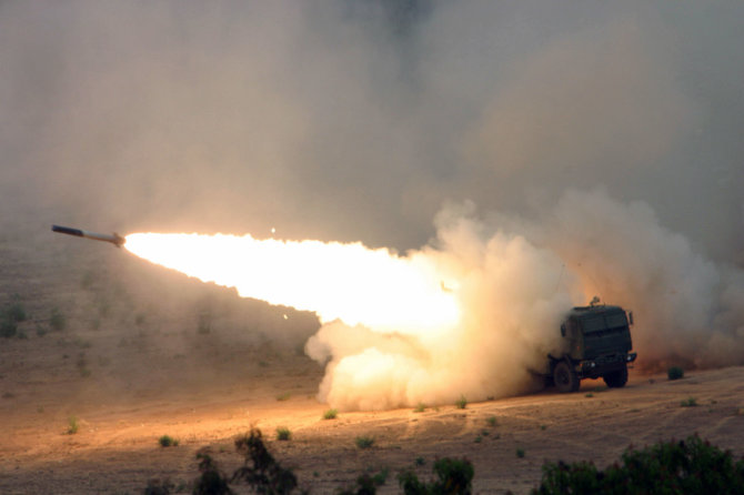 „Wikipedia“ nuotr./Itin mobili raketinės artilerijos sistema HIMARS