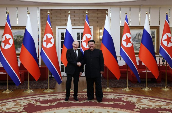 AFP/„Scanpix“ nuotr./Vladimiras Putinas ir Kim Jong Unas