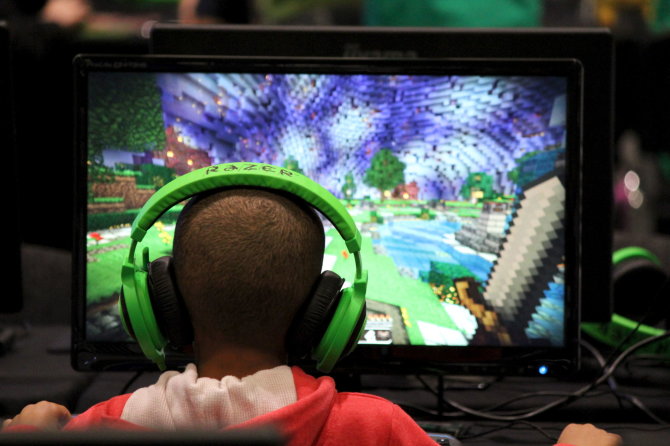 „Reuters“/„Scanpix“ nuotr./Vaikas žaidžia „Minecraft“