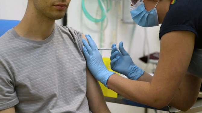 „Scanpix“/AP nuotr./Oksfordo universiteto sukurta vakcina švirkščiama I klinikinių tyrimų fazės dalyviui